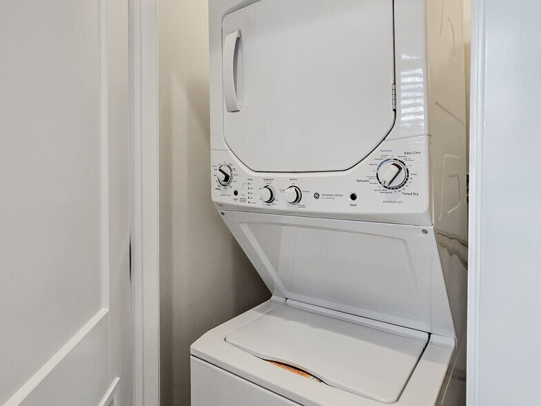 Building Photo - 2253 W Argyle St