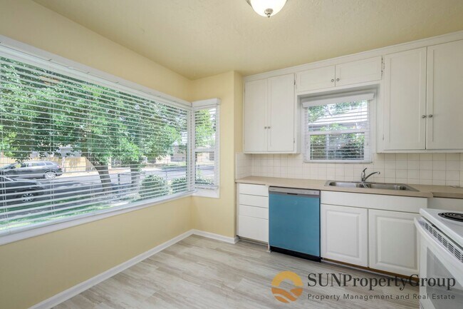 Building Photo - Newly Updated Liberty Wells Duplex!!