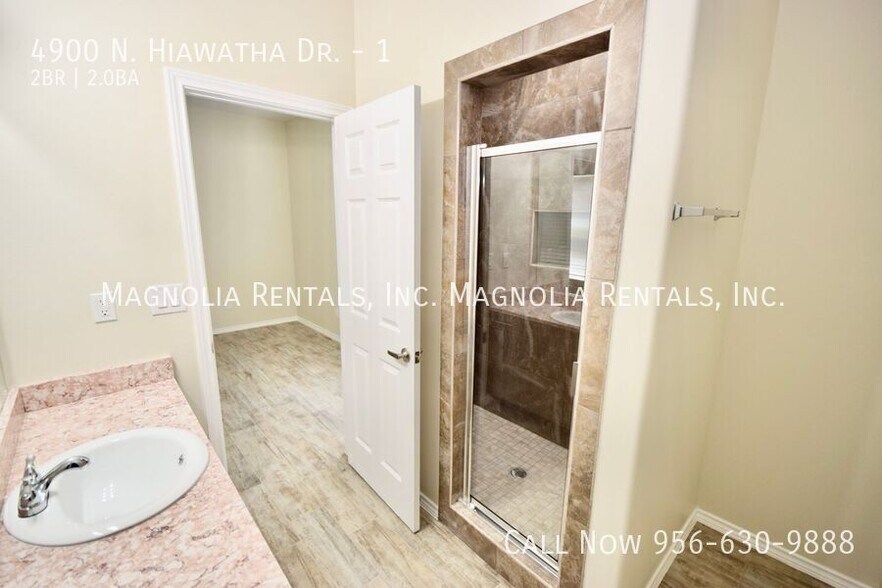 Building Photo - 4900 N Hiawatha Dr