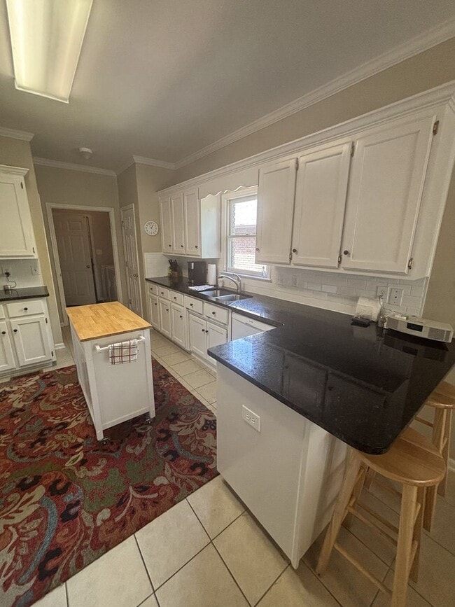 Building Photo - Spacious 3 Bed 2 Bath Home In Homewood With Large Basement