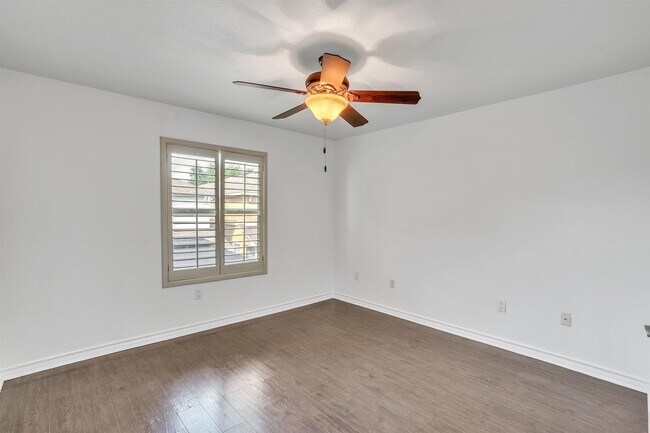 Building Photo - 9813 Sandhill Dr