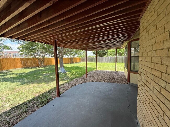Building Photo - 111 Creekside Dr