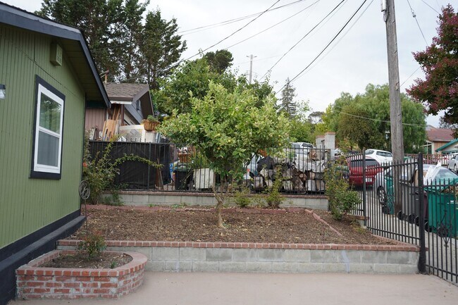 Building Photo - Spacious 3 bedroom, 1 bathroom renovated home