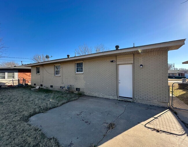 Building Photo - 4 Bedroom