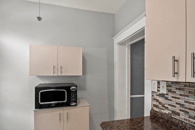 Building Photo - 1109 W 40th St