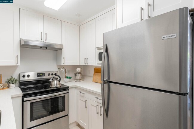 Building Photo - 5305 Ridgeview Cir