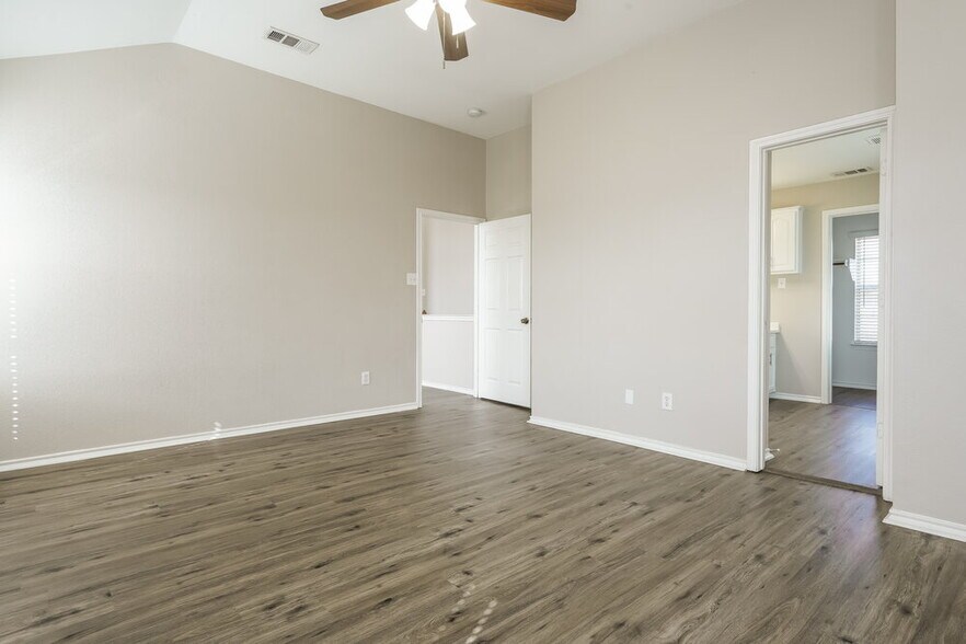 Building Photo - 521 Roundrock Ln