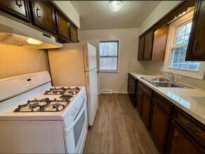 Building Photo - 2 Bedroom Duplex In Wyoming Available Dece...