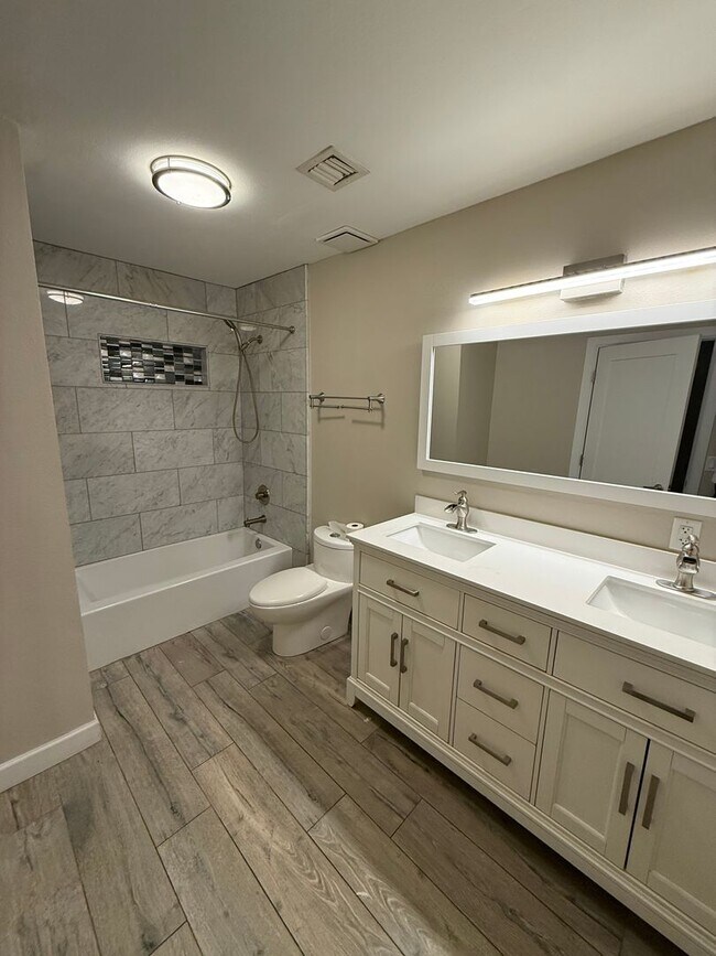 Building Photo - Luxury 4 Bedroom in Country Estates