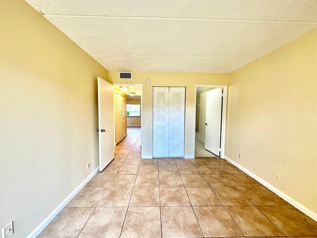 Building Photo - 710 Meadows Cir