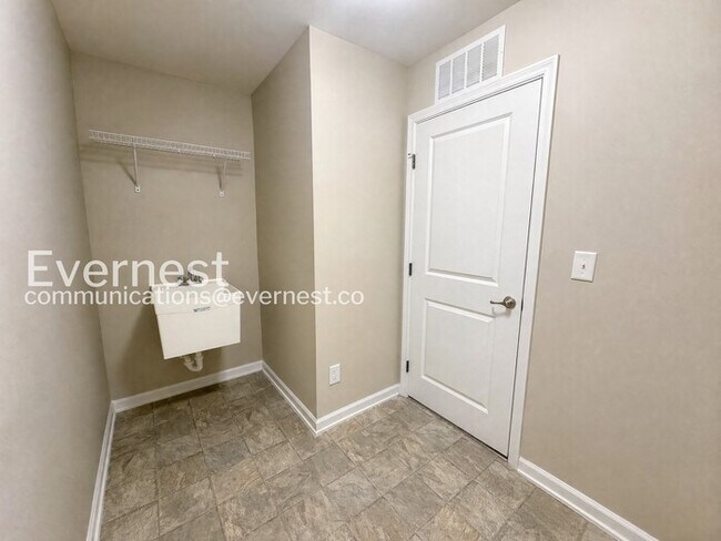 Building Photo - Limited Time Special Offer / 4 Bed, 2.5 Bath Home with Garage / Pet-Friendly / Vouchers Accepted ...