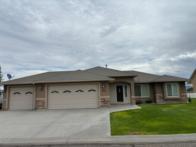 Building Photo - 234 Greenbrier Dr