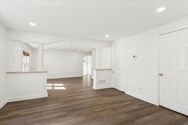 Building Photo - 540 E 4th St