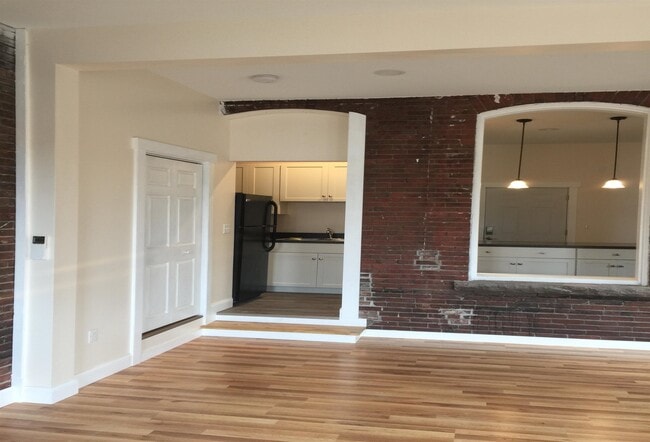 Building Photo - 368 Central St