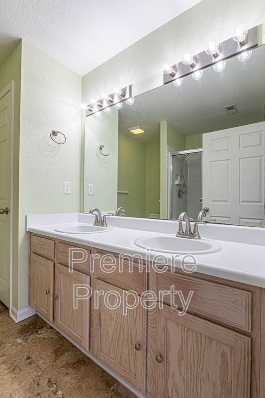 Building Photo - 6102 NE Kensington Dr