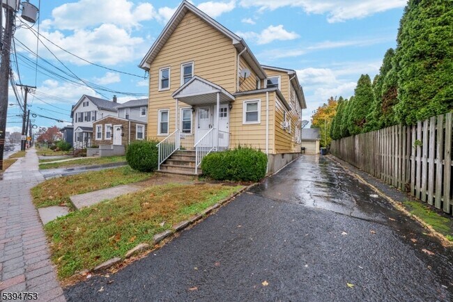 Building Photo - 6 1st Ave