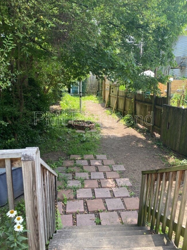 Building Photo - 413 S Laurel St