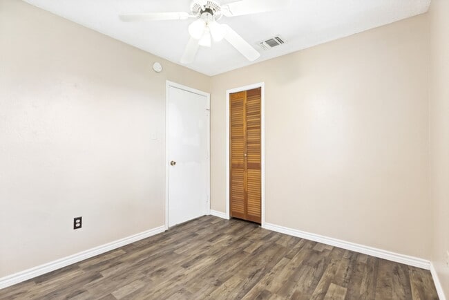 Building Photo - Move-In Ready 3-Bedroom Home in Beautiful Lakehills