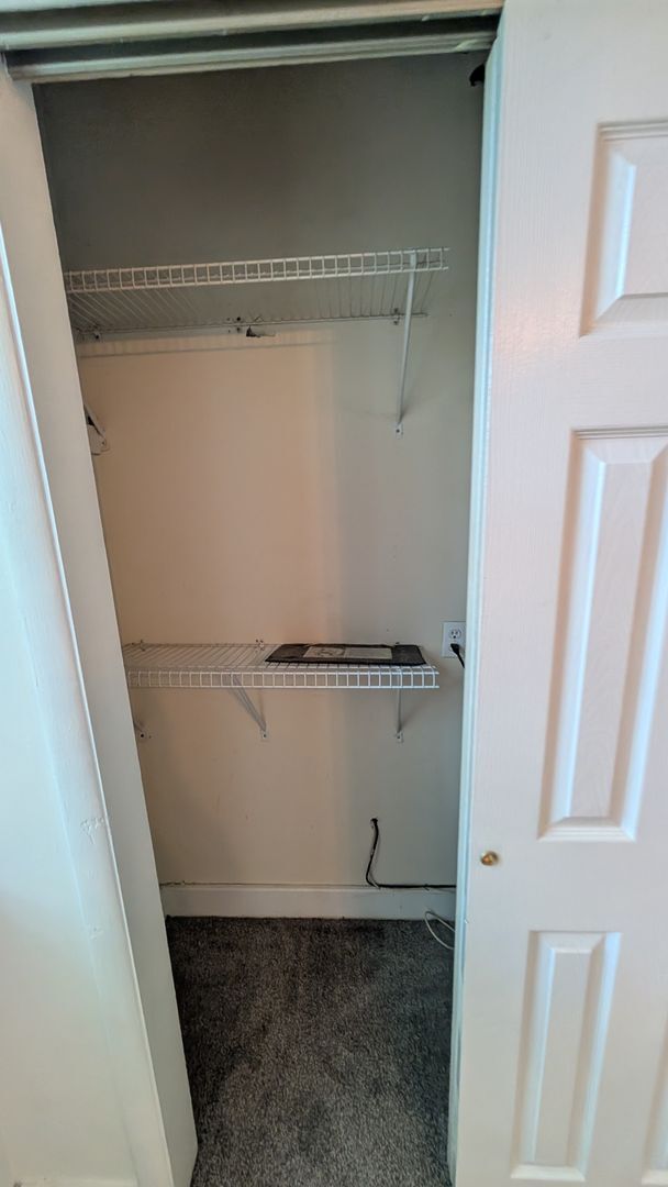 Building Photo - Creekside 1BR with Central Air and W/D