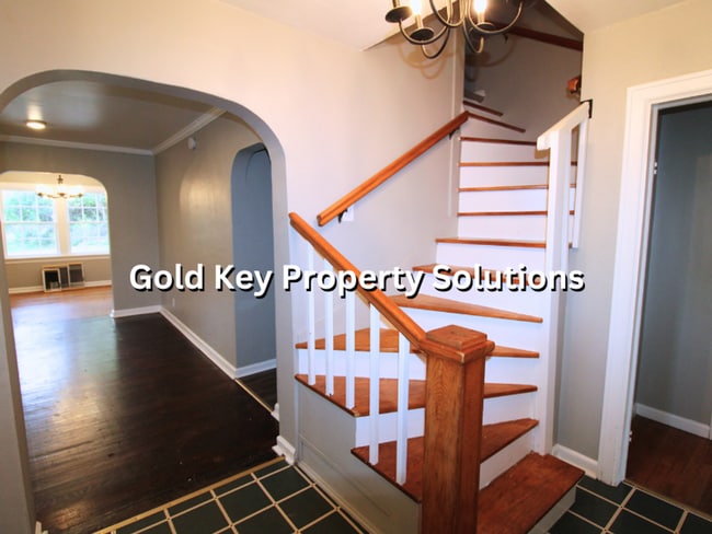 Building Photo - Adorable Brick 4 BR 1 BA House Near Golf C...