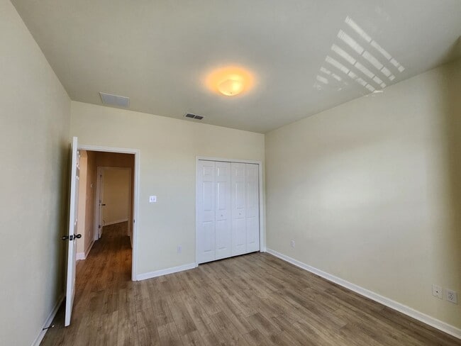 Building Photo - Beautiful 3 bedroom town home with wood fl...