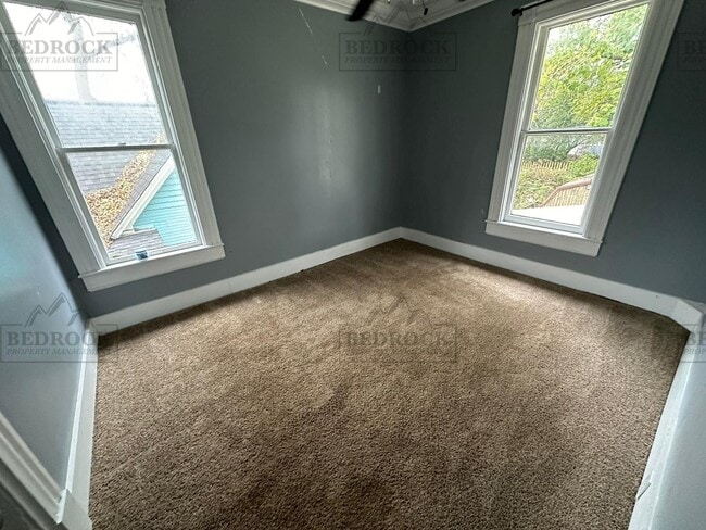 Building Photo - 633 Moulton St E