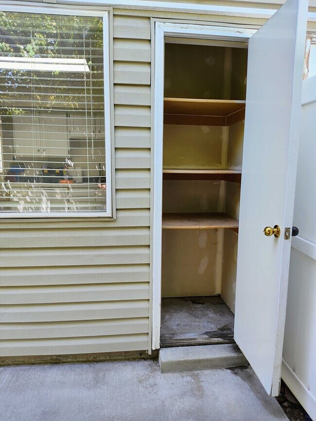 Building Photo - Great 3 Bd 2.5 Bath Townhome