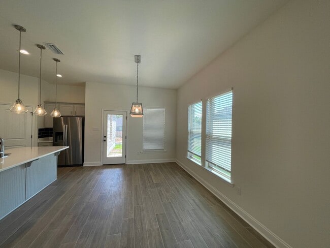 Building Photo - 3 Bedroom, 2 bathroom in Twin Beech Estate...