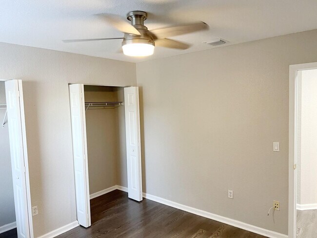 Building Photo - 4926 Ave