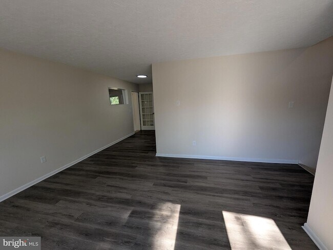 Building Photo - 6327 Willowood Ln