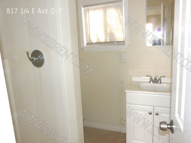 Building Photo - 817 1/4 E Ave Q-7-