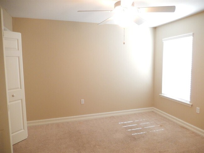 Building Photo - 1520 Crescent Hills Dr
