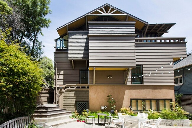 Building Photo - Sunny Apartment in Elmwood Neighborhood