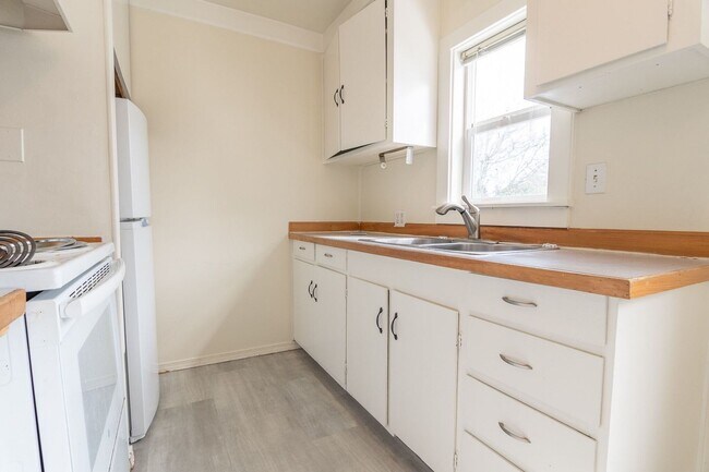 Building Photo - 3424 NE 79th Ave