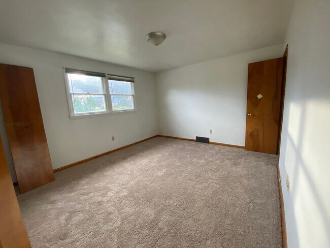 Building Photo - Large 4 Bedroom House, Franklin Regional S...