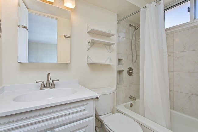 Building Photo - 98-288 Kaonohi St #1605
