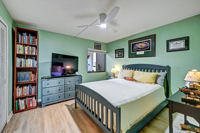 Building Photo - Waterfront! Annual Lease,  2 bedroom 2 bath plus bonus room