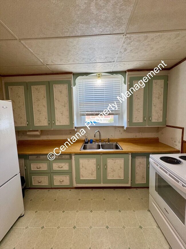 Building Photo - Huge 3 bedroom house with 2 bonus rooms an...