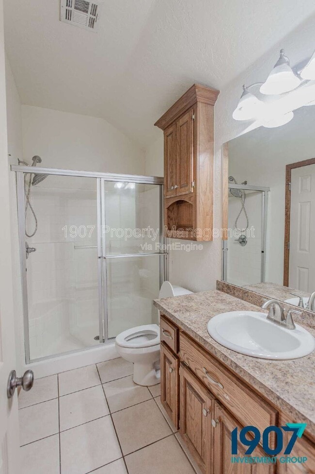 Building Photo - 923 SW 37th St