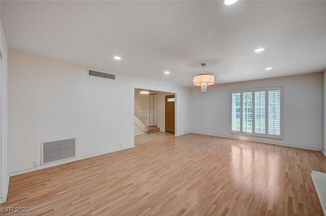 Building Photo - 578 Tam O Shanter