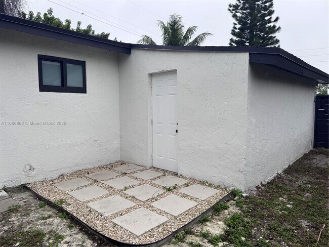 Building Photo - 2713 NW 6th Ct