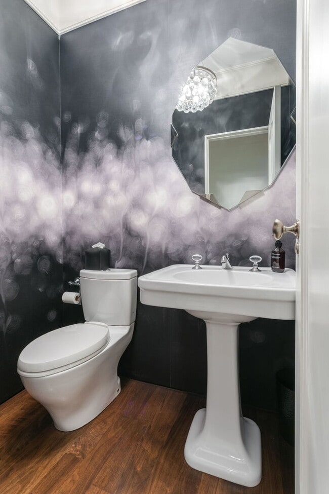 Building Photo - 220 E Walton Pl
