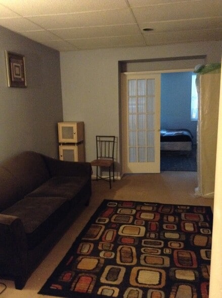 living room - 1016 S Charles St