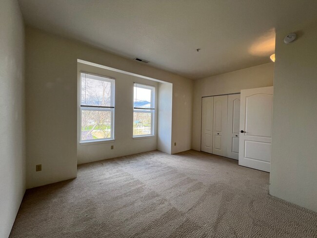 Building Photo - Bright and charming two bedroom townhome i...