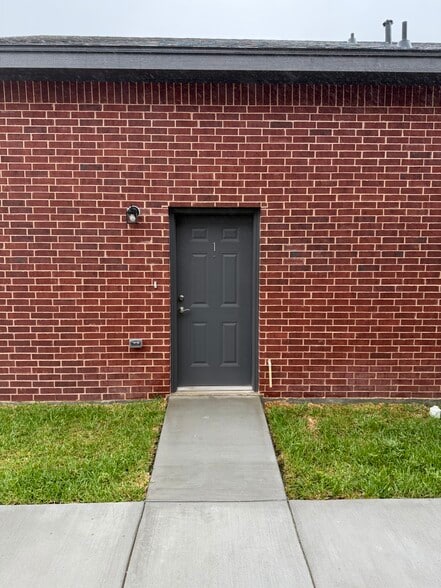 Building Photo - 1004 W 8th St