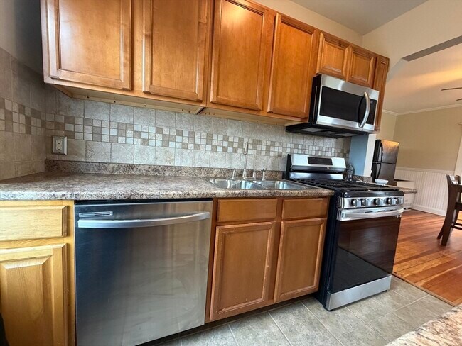 Building Photo - 320 Wood St