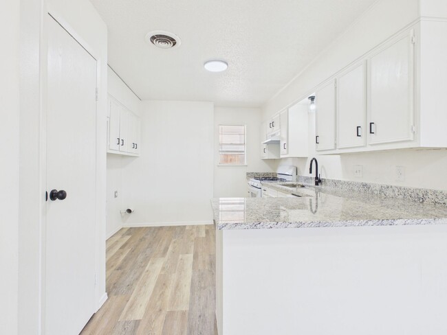 Building Photo - Adorable 2 bedroom 1 bath close to hospitals!