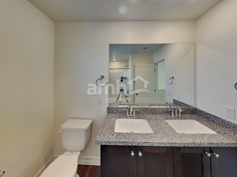 Building Photo - 5824 Petronius St