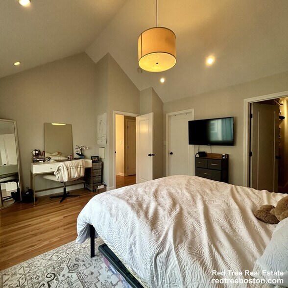 Building Photo - 329 W 4th St