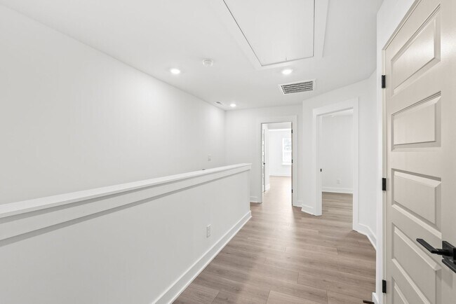 Building Photo - Move-in Ready Townhome in Westerly Hills